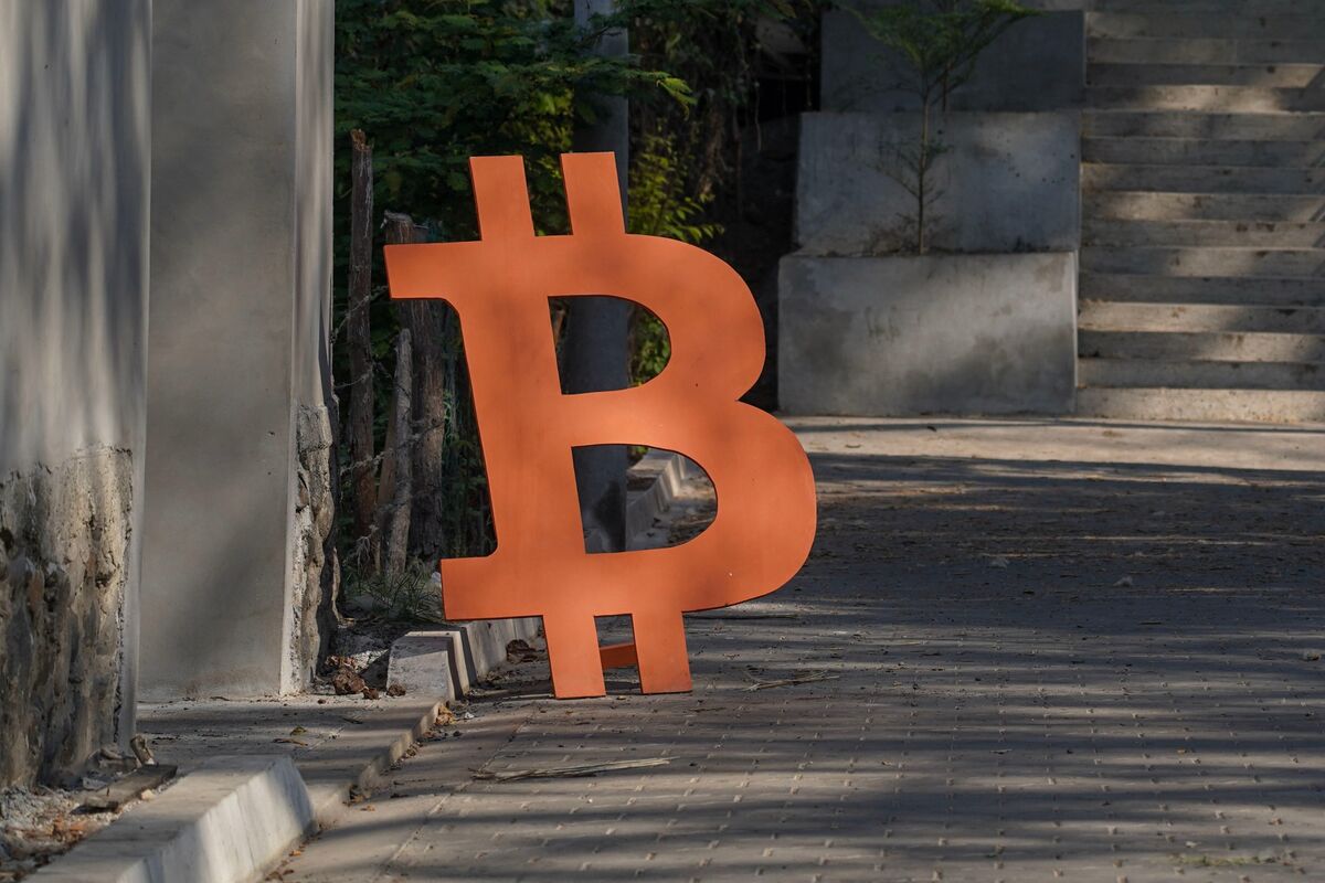 Bitcoin (BTC) Falls as Traders Assess Risk of Sells Linked to Mt.