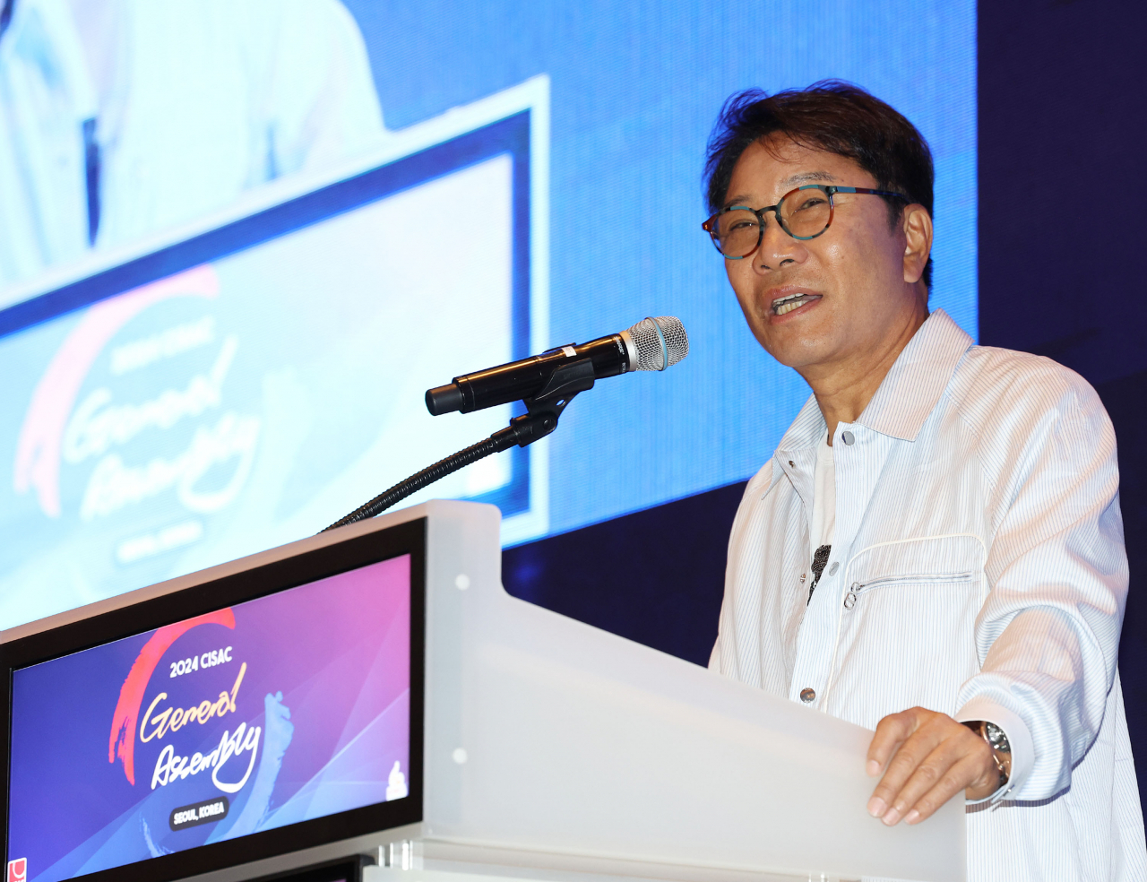 Lee Soo-man, founder and former chief producer of SM Entertainment, delivers a keynote speech at the General Assembly of the International Confederation of Societies of Authors and Composers (CISAC) in Seoul, on Thursday. (Yonhap)